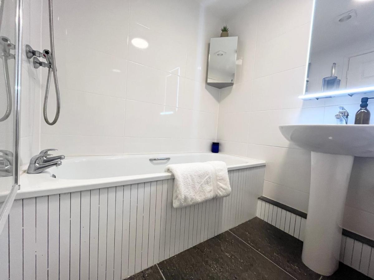 Apres Beach Apartment Sleeps 4 Пензанс Екстериор снимка